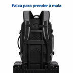 Faixa traseira da mochila Cinza presa ao puxador de uma mala