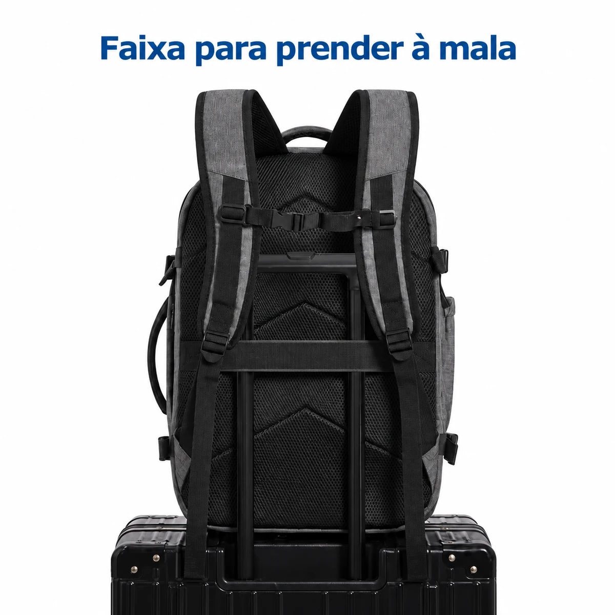 Faixa traseira da mochila Cinza presa ao puxador de uma mala