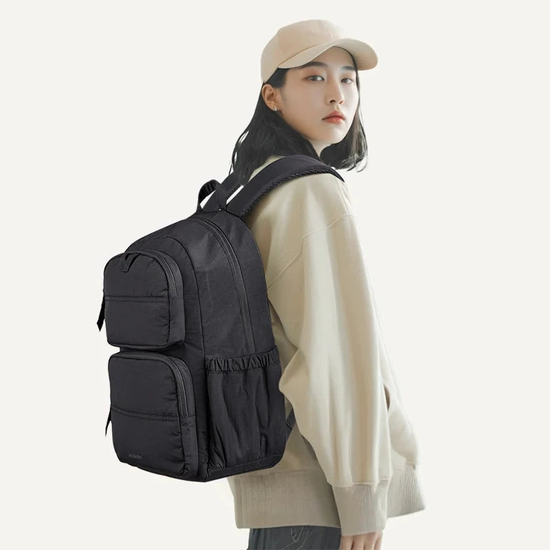 Mochila escolar Bags Mart cor Preto em uso nas costas