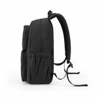 Vista lateral da mochila escolar Preta com bolso lateral e alças acolchoadas