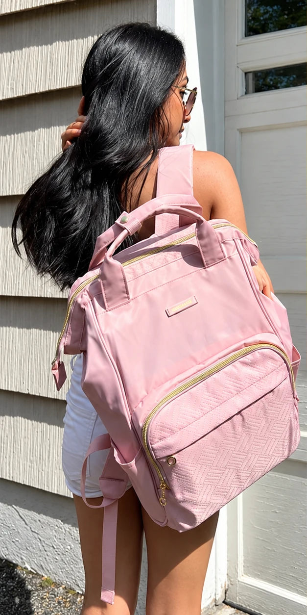 Mochila Rosa de abertura ampla em uso nas costas, recorte da foto correspondente ao modelo