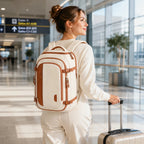 Mochila de viagem Bege Bags Mart em uso no aeroporto