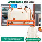 Mochila Bege em viagem e faixa para puxador de mala