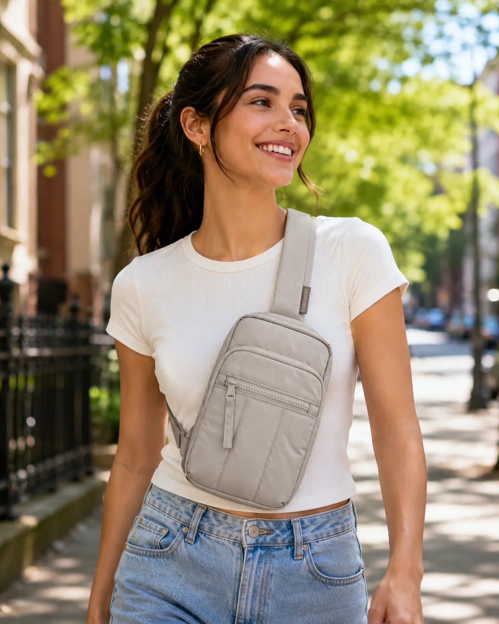 Mulher usando pochete transversal cinza claro Bags Mart em caminhada ao ar livre