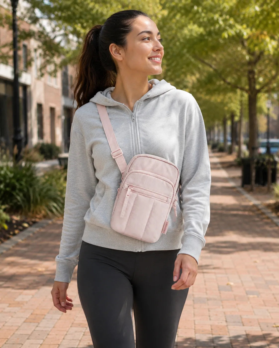 Mulher usando pochete transversal rosa Bags Mart em caminhada ao ar livre