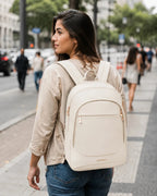 Mochila Light Flight cor Bege em uso nas costas