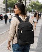Mochila Light Flight cor Preto em uso nas costas