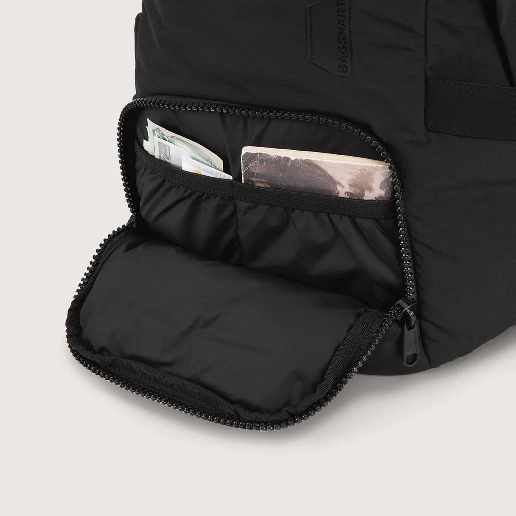 Mochila Feminina Universitária com Bolso Traseiro Bags Mart Cor Preto — Bolso frontal