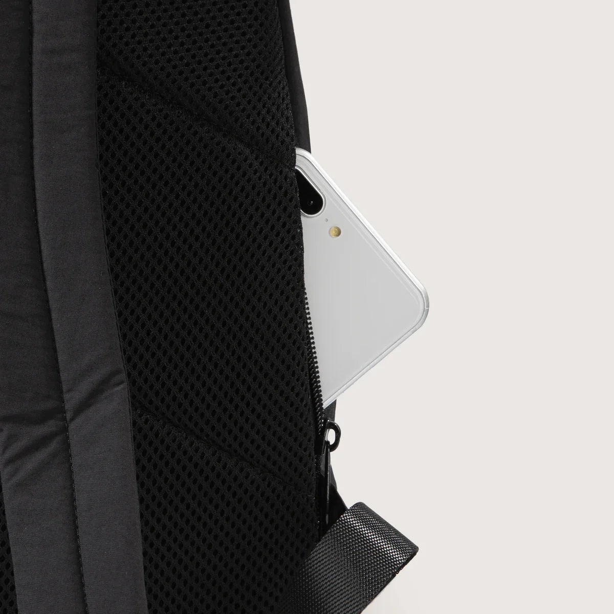 Mochila Feminina Universitária com Bolso Traseiro Bags Mart Cor Preto — Bolso traseiro