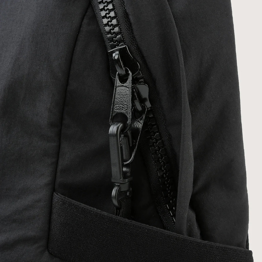 Mochila Feminina Universitária com Bolso Traseiro Bags Mart Cor Preto — Zíper e acabamento