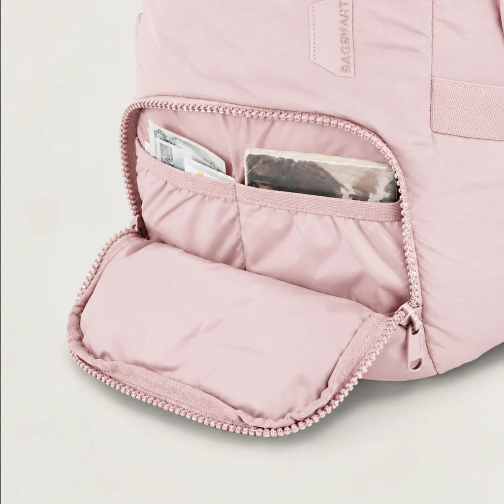 Mochila Feminina Universitária com Bolso Traseiro Bags Mart Cor Rosa — Bolso frontal