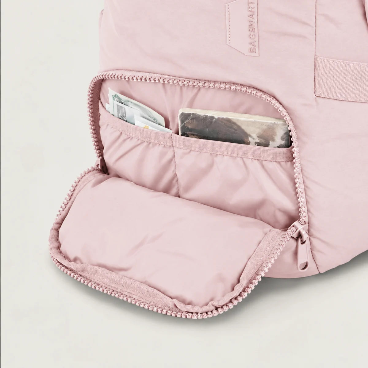 Mochila Feminina Universitária com Bolso Traseiro Bags Mart Cor Rosa — Bolso frontal