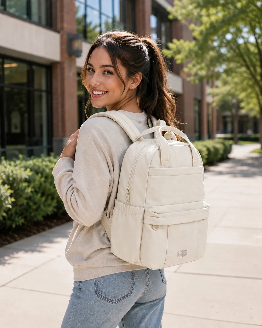 Mochila Feminina para Notebook Bags Mart Cor Bege em uso