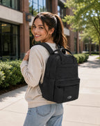 Mochila Feminina para Notebook Bags Mart Cor Preto em uso