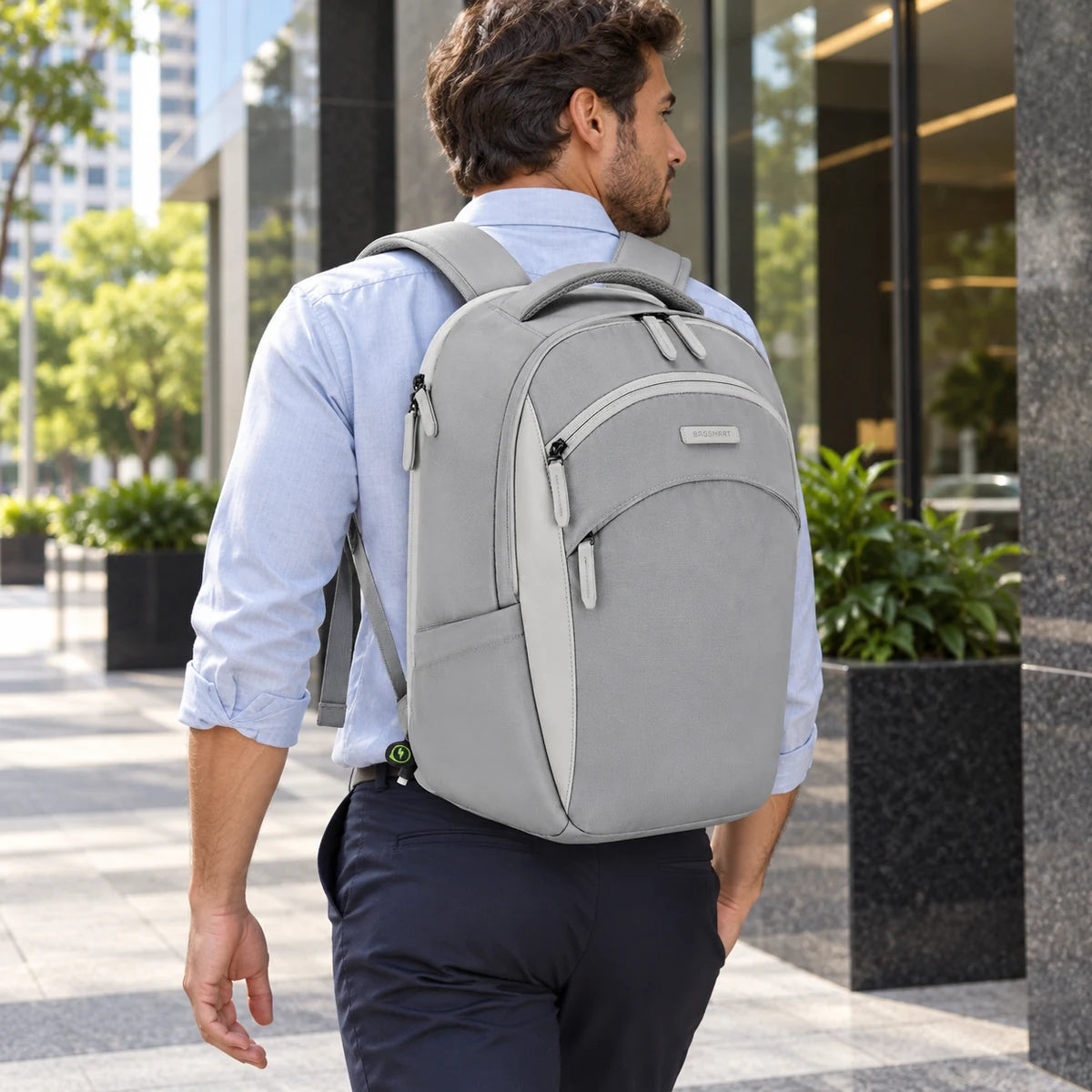 Mochila Executiva para Notebook com Cabo Retrátil Bags Mart Cor Cinza — Produto em uso