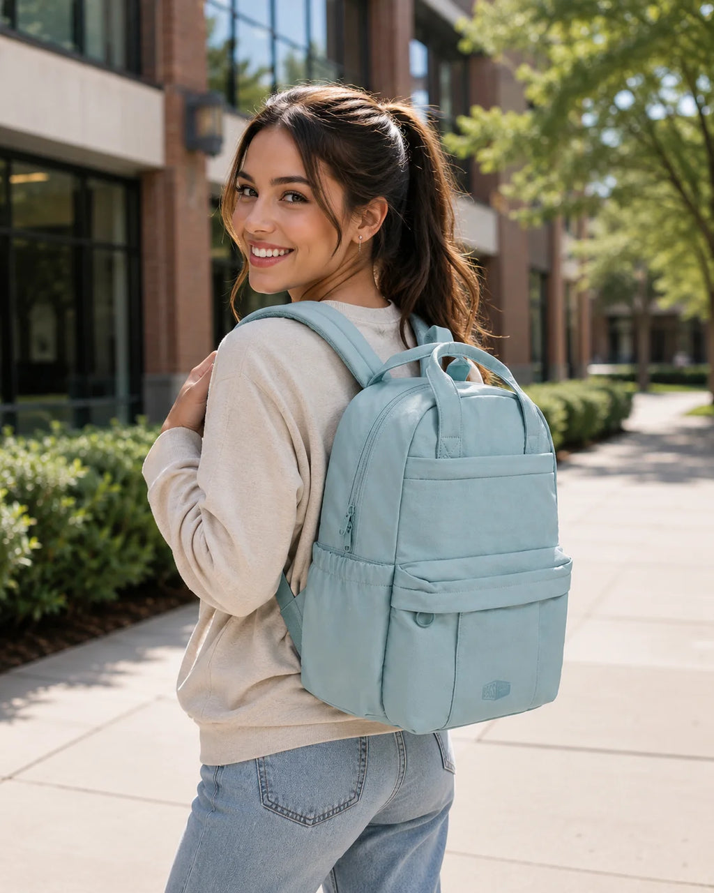 Mulher usando a Mochila Feminina para Notebook Grande Capacidade Bags Mart no dia a dia
