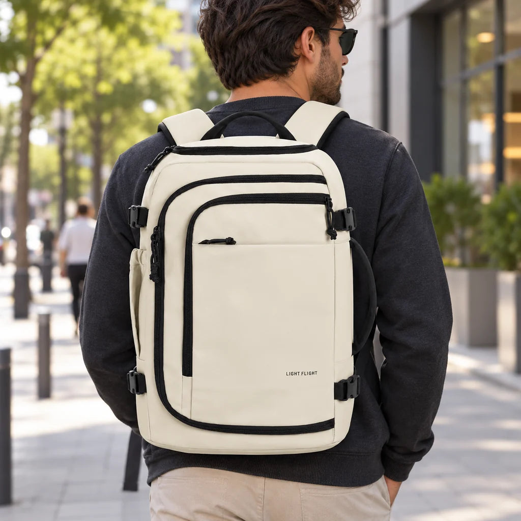 Mochila de Viagem Resistente à Água para Notebook Bags Mart Cor Bege — Produto em uso