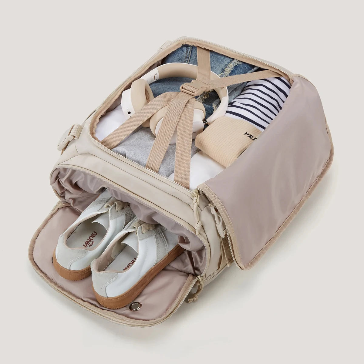 Mochila de viagem Bags Mart na cor Bege — interior com fitas de fixação e compartimento separado para calçados