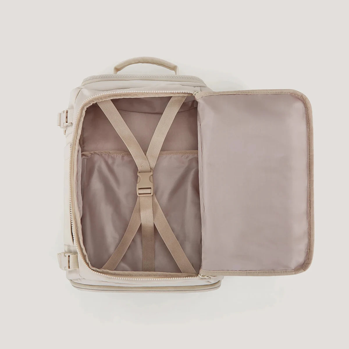Mochila de viagem Bags Mart na cor Bege — compartimento principal aberto e fitas internas de fixação