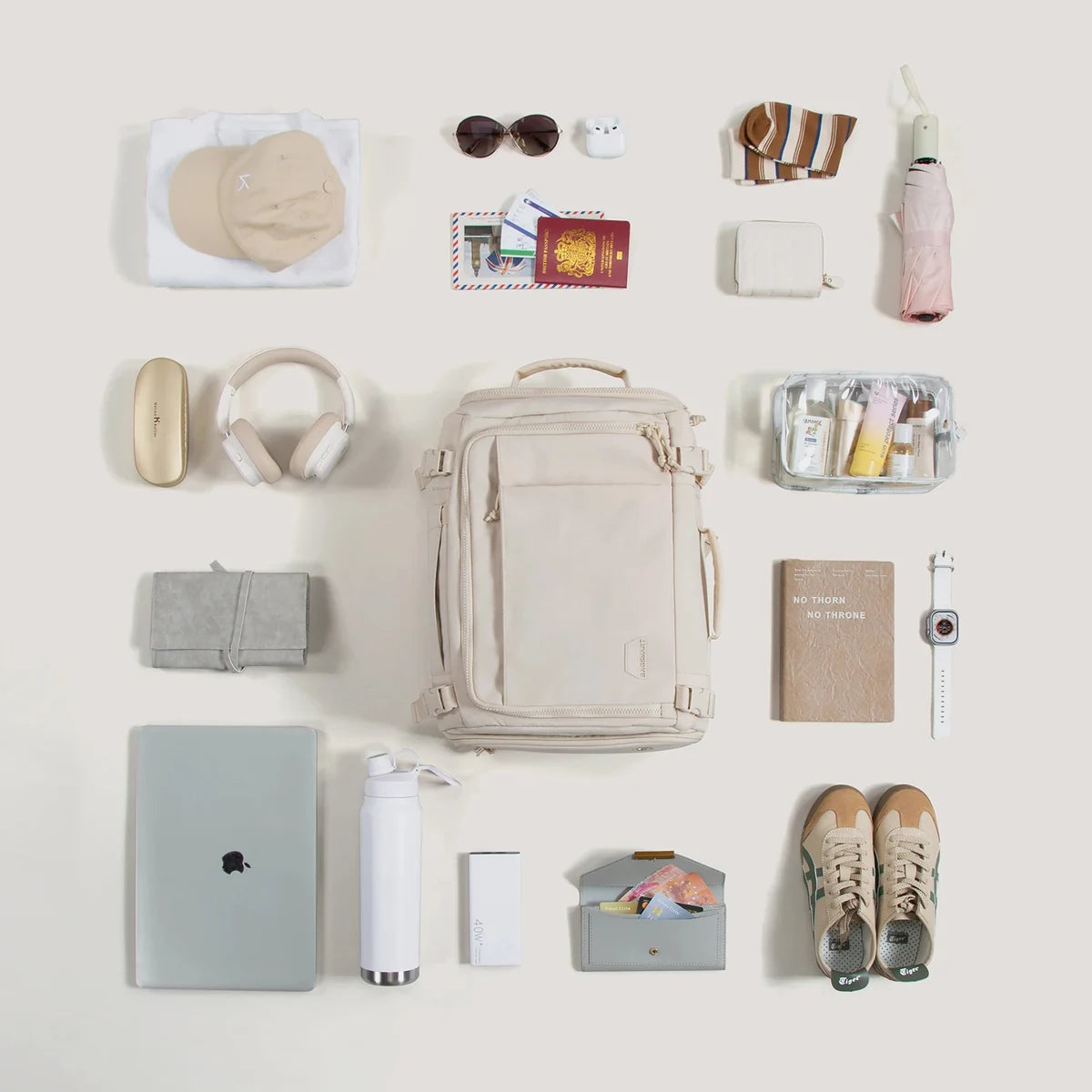 Mochila de viagem Bags Mart na cor Bege — exemplo de organização com objetos de viagem ilustrativos