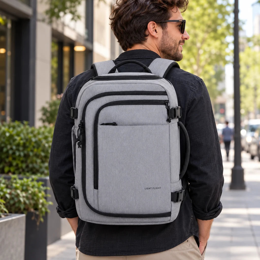 Mochila de Viagem Resistente à Água para Notebook Bags Mart Cor Cinza Escuro — Produto em uso