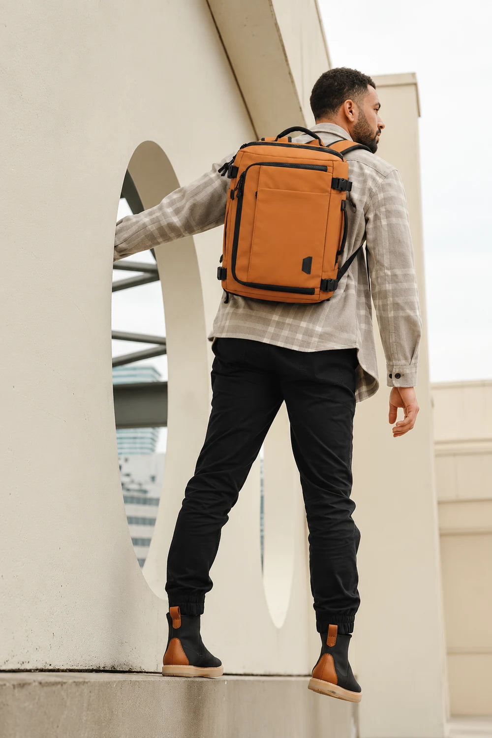 Mochila de viagem Bags Mart na cor Tangerina — mochila em uso