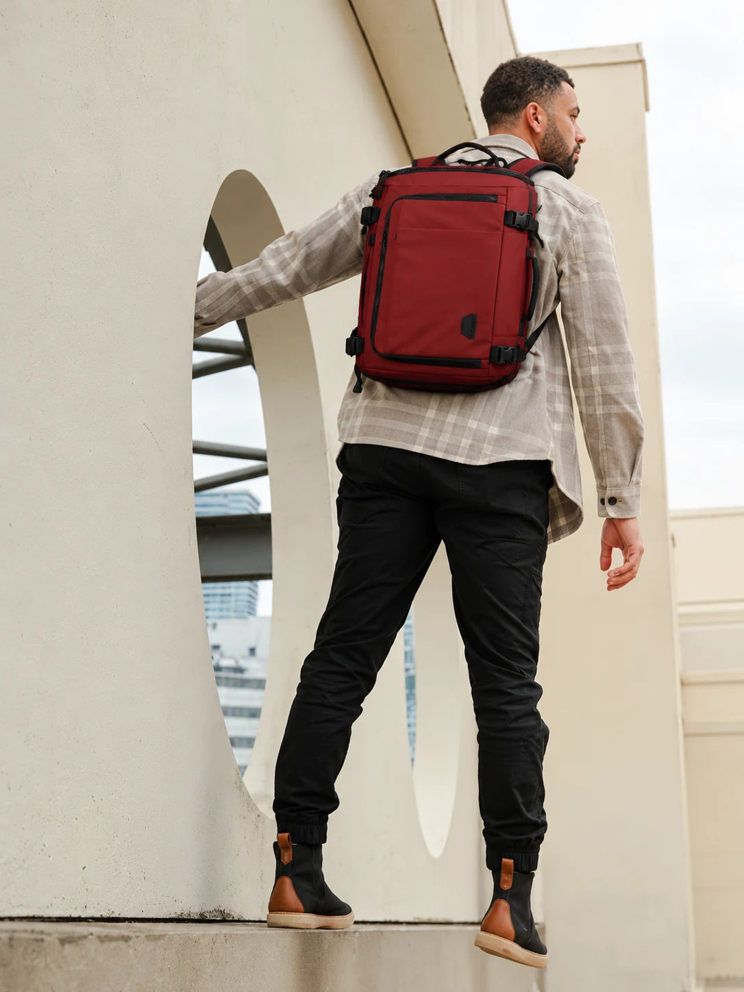 Mochila de viagem Bags Mart na cor Vermelho — mochila em uso