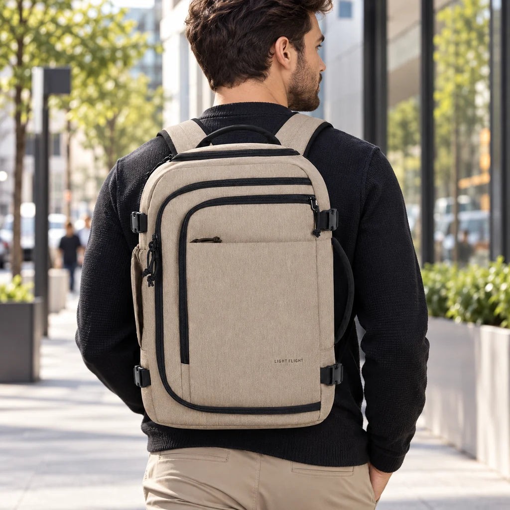 Mochila de Viagem Resistente à Água para Notebook Bags Mart Cor Marrom — Produto em uso