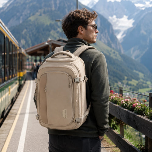 Homem viajante usando a Mochila de Viagem 30L Bags Mart cor caqui ao ar livre