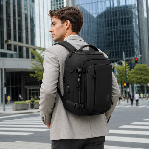 Mochila de Viagem 30L Bags Mart Preta - foto lifestyle uso urbano