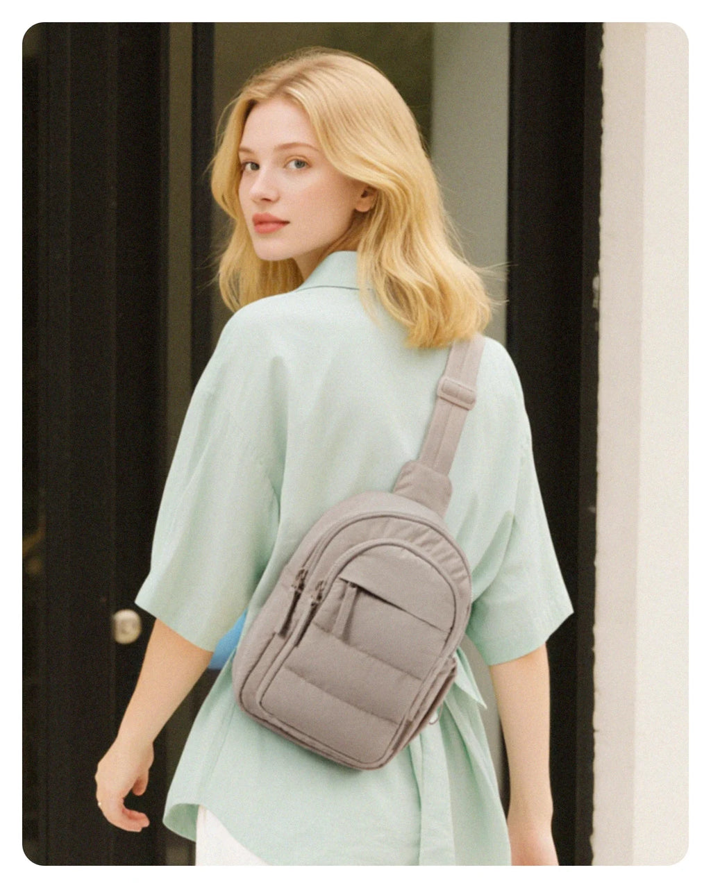 Pochete em uso — Pochete Transversal Acolchoada Puffer 5 L Bags Mart Cor Marrom