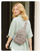 Pochete em uso — Pochete Transversal Acolchoada Puffer 5 L Bags Mart Cor Marrom