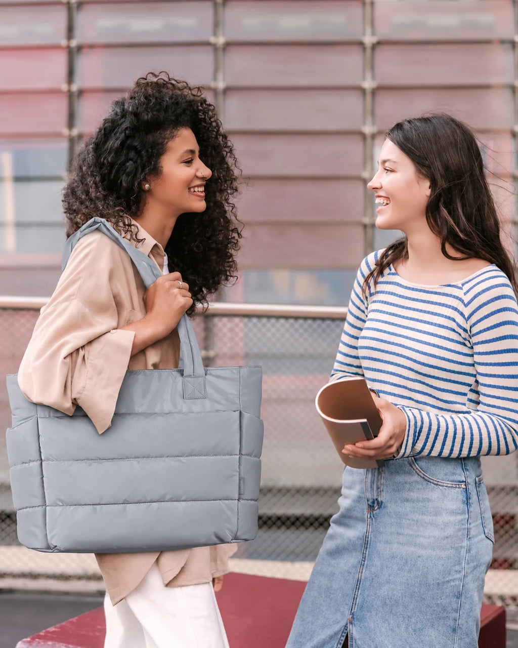 Bolsa Feminina Acolchoada Puffer Bags Mart Cor Cinza — produto em uso na cor Cinza