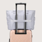 Bolsa Feminina Acolchoada Puffer Bags Mart Cor Cinza — faixa traseira para a haste de uma mala na cor Cinza
