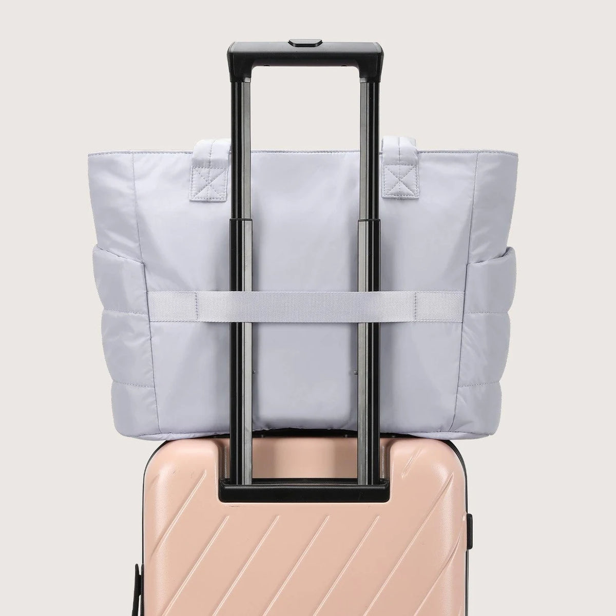 Bolsa Feminina Acolchoada Puffer Bags Mart Cor Cinza — faixa traseira para a haste de uma mala na cor Cinza
