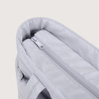 Bolsa Feminina Acolchoada Puffer Bags Mart Cor Cinza — detalhe do fechamento com zíper na cor Cinza