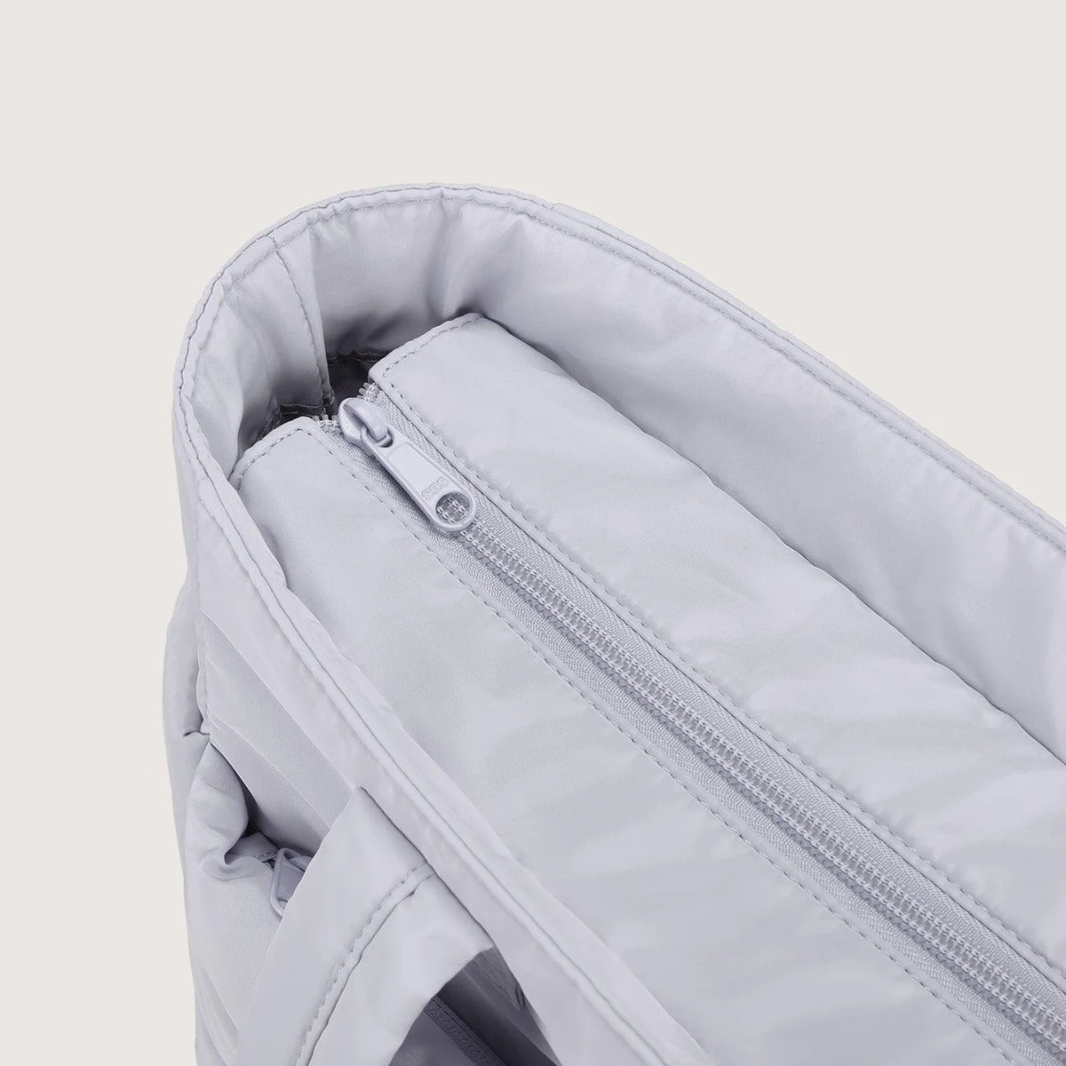 Bolsa Feminina Acolchoada Puffer Bags Mart Cor Cinza — detalhe do fechamento com zíper na cor Cinza