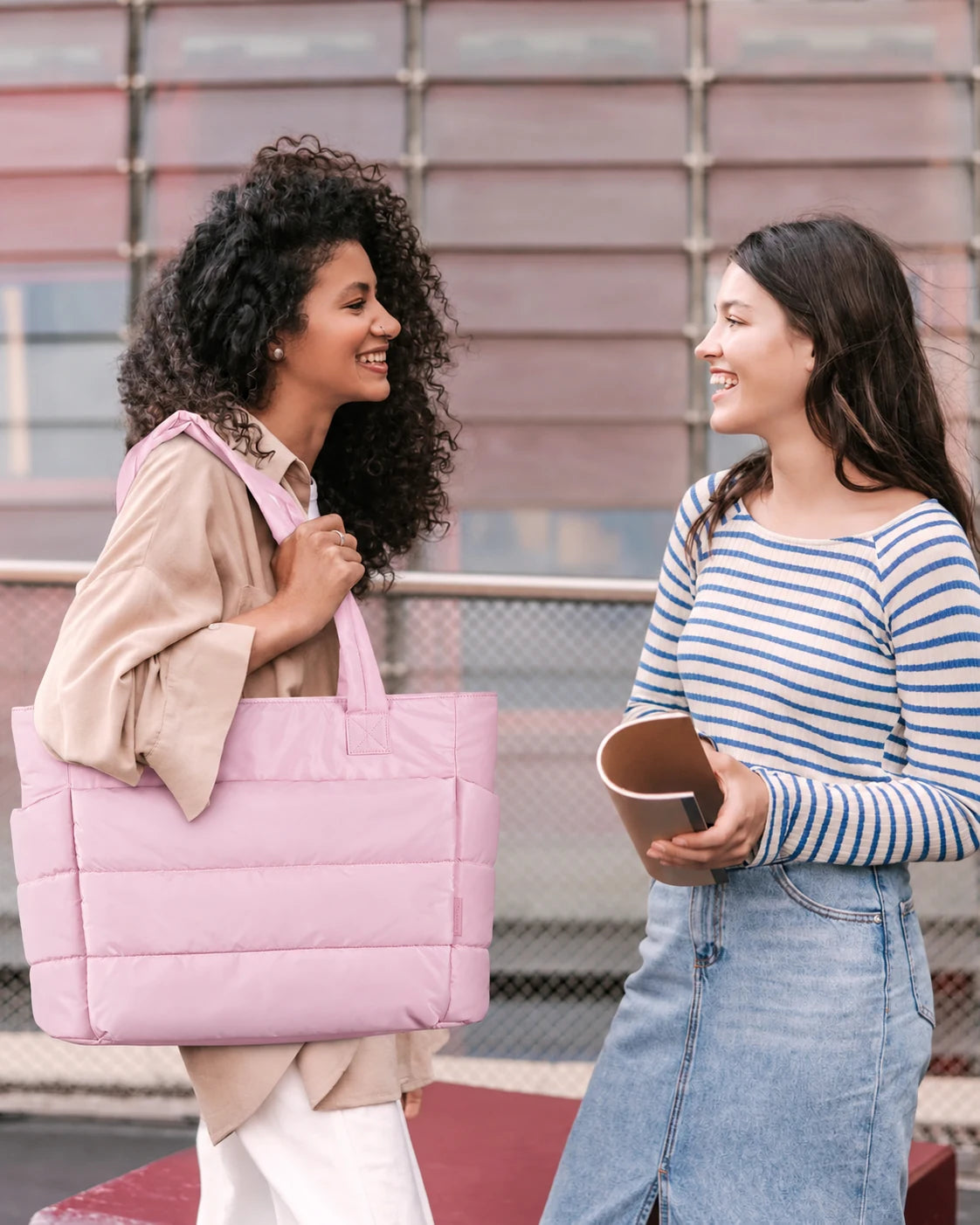 Bolsa Feminina Acolchoada Puffer Bags Mart Cor Rosa — produto em uso na cor Rosa