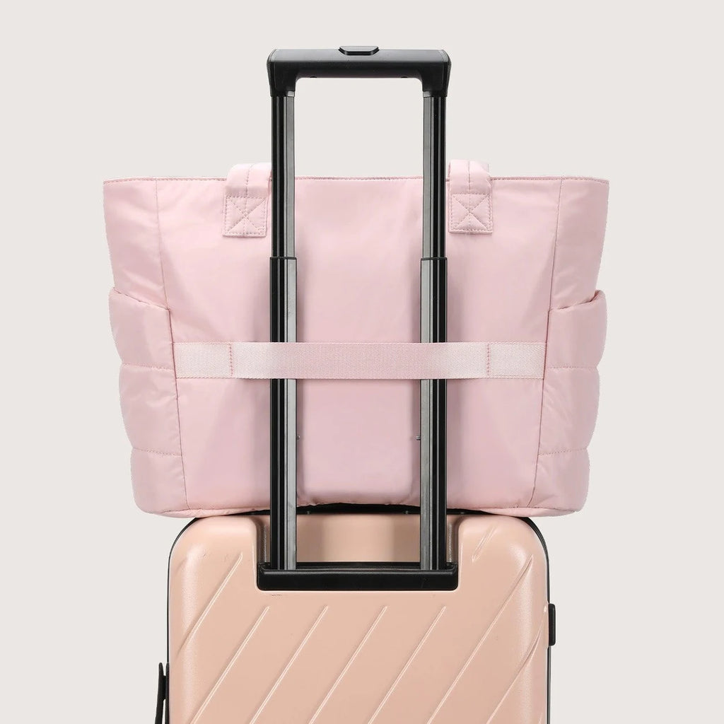 Bolsa Feminina Acolchoada Puffer Bags Mart Cor Rosa — faixa traseira para a haste de uma mala na cor Rosa