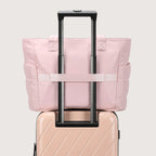 Bolsa Feminina Acolchoada Puffer Bags Mart Cor Rosa — faixa traseira para a haste de uma mala na cor Rosa