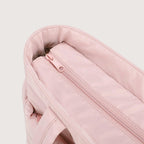 Bolsa Feminina Acolchoada Puffer Bags Mart Cor Rosa — detalhe do fechamento com zíper na cor Rosa