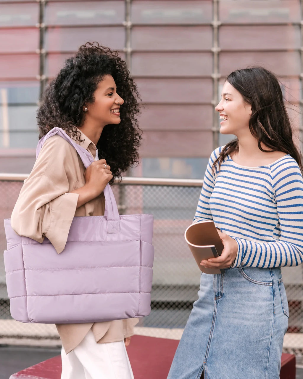 Bolsa Feminina Acolchoada Puffer Bags Mart Cor Roxo — produto em uso na cor Roxo