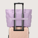 Bolsa Feminina Acolchoada Puffer Bags Mart Cor Roxo — faixa traseira para a haste de uma mala na cor Roxo