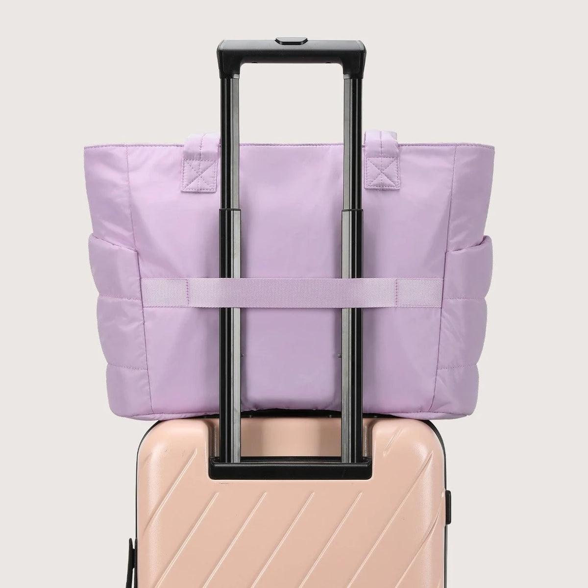Bolsa Feminina Acolchoada Puffer Bags Mart Cor Roxo — faixa traseira para a haste de uma mala na cor Roxo