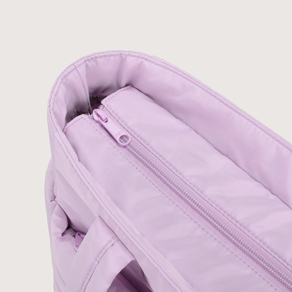 Bolsa Feminina Acolchoada Puffer Bags Mart Cor Roxo — detalhe do fechamento com zíper na cor Roxo