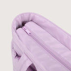 Bolsa Feminina Acolchoada Puffer Bags Mart Cor Roxo — detalhe do fechamento com zíper na cor Roxo