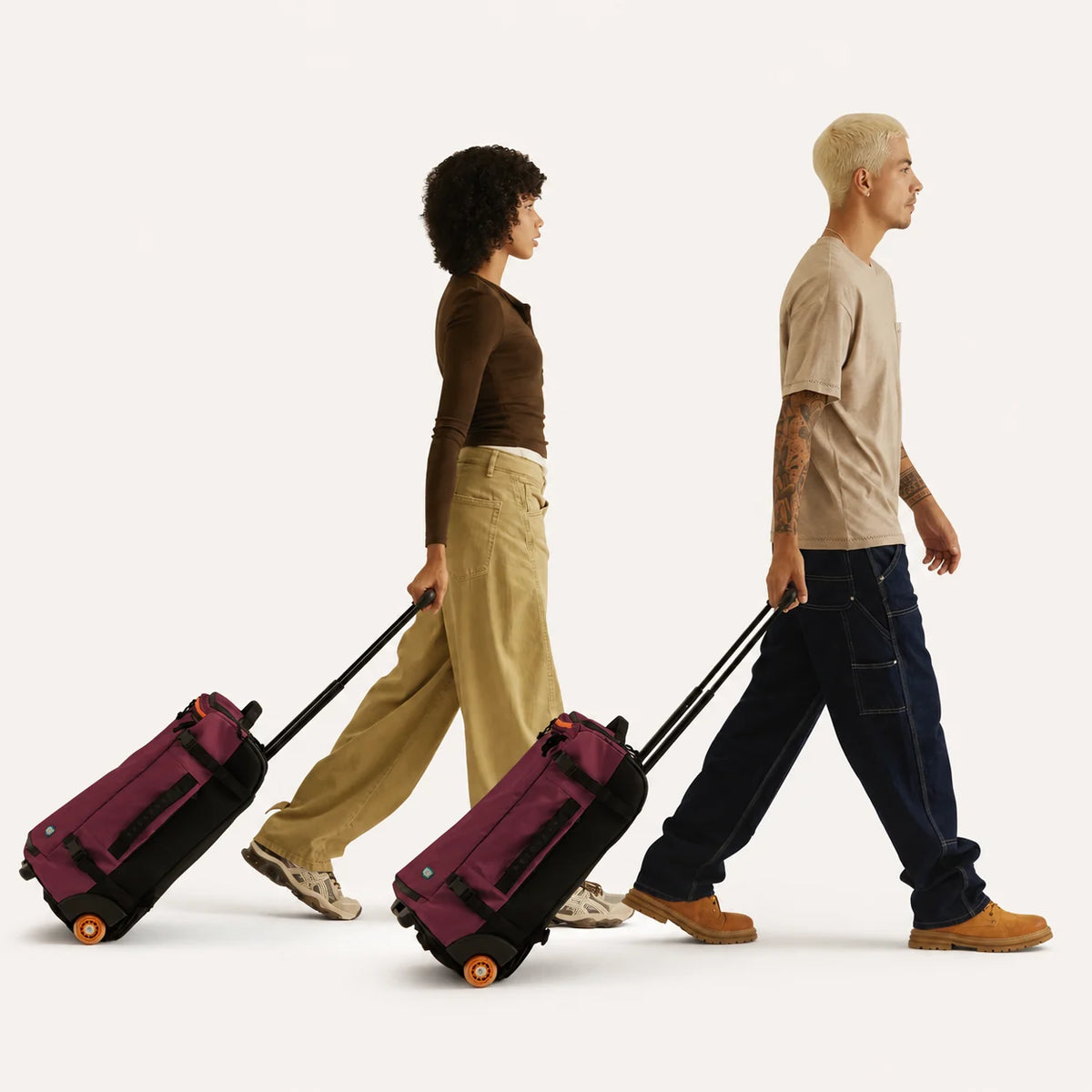 Mochila de Viagem com Rodas 43 L Bags Mart Cor Vermelho Borgonha — pessoas usando o produto com rodas