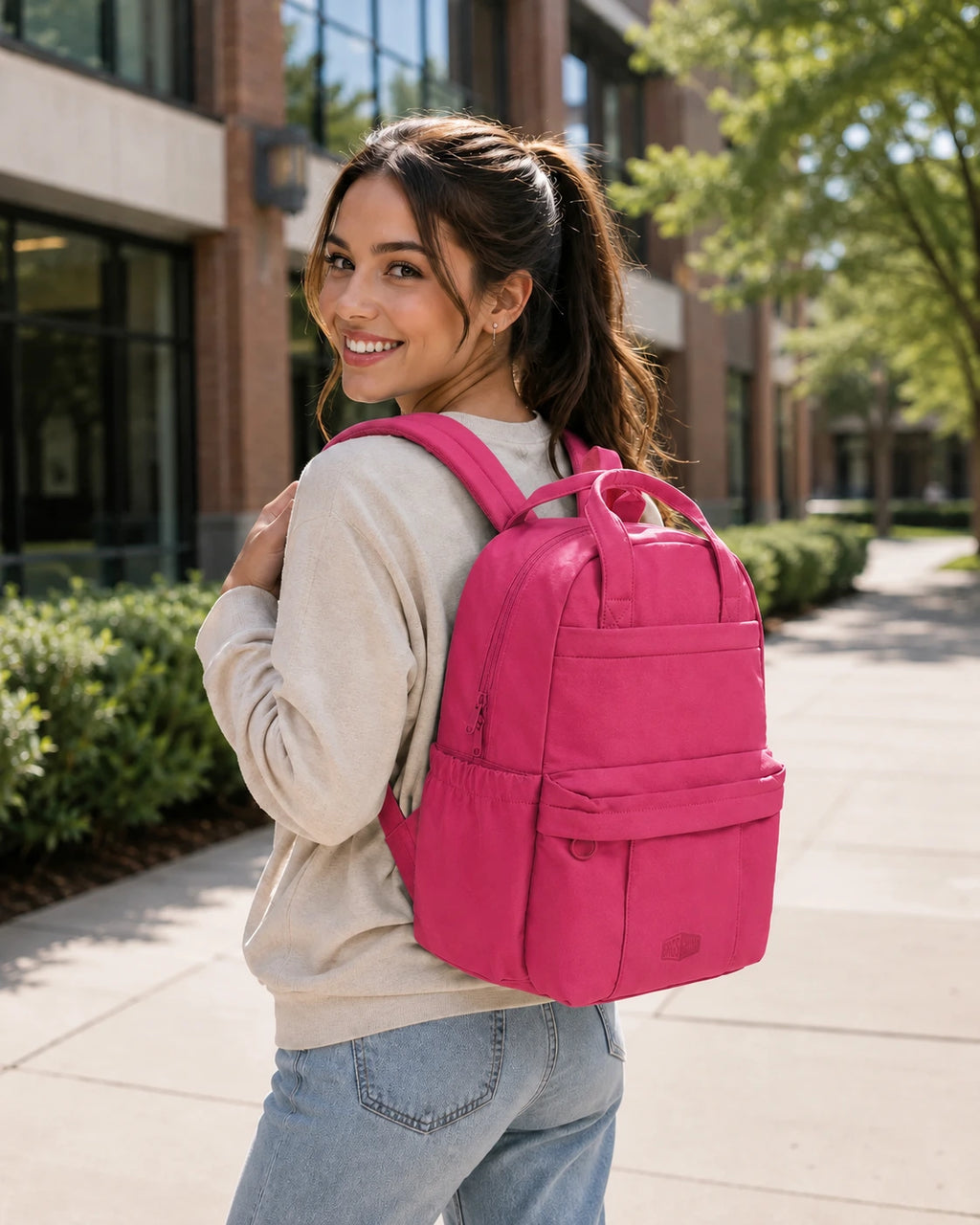 Mulher usando a Mochila Feminina para Notebook Bags Mart Rosa Pink no dia a dia