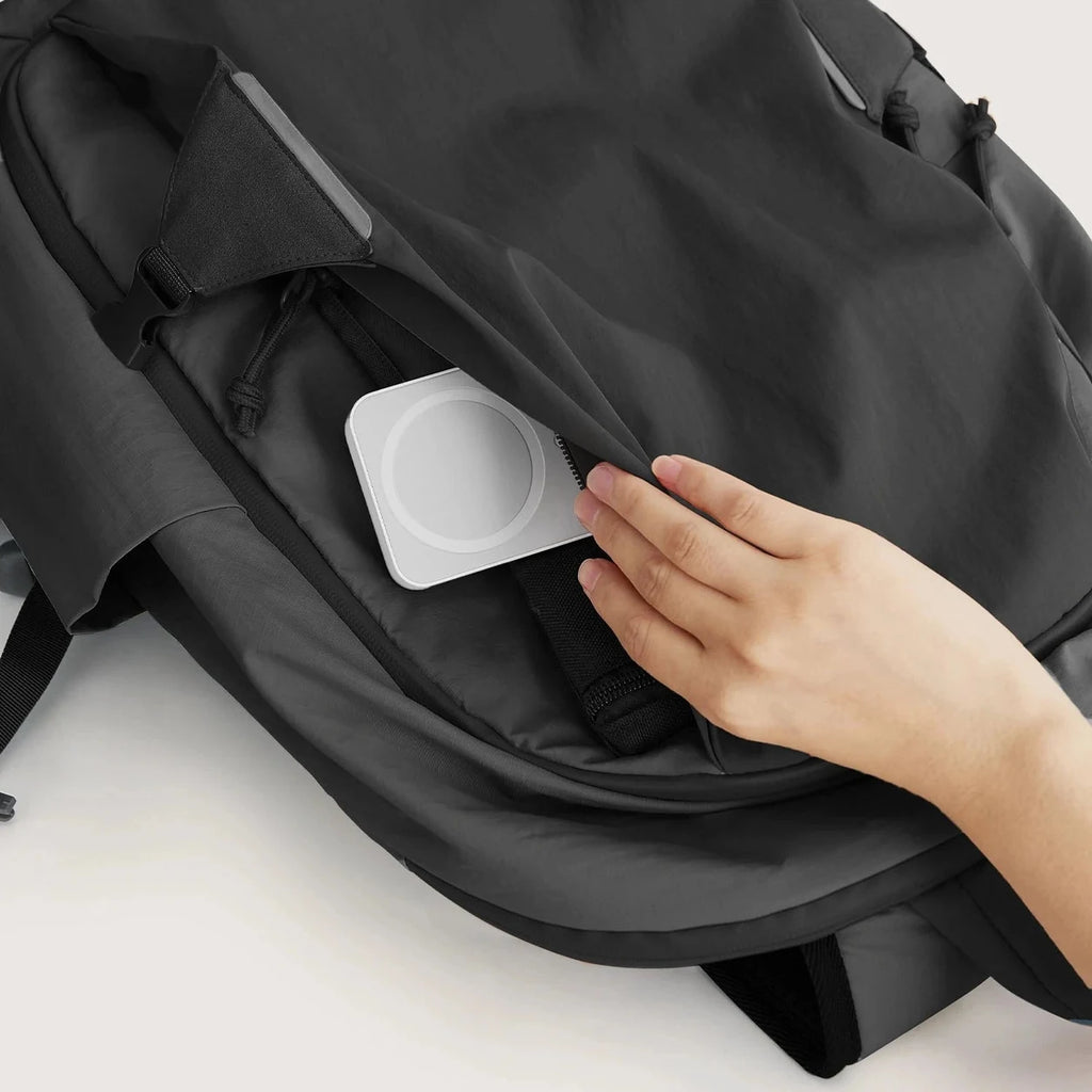 Mochila de Viagem Feminina 25 L com Bolsa Pequena Bags Mart Cor Preto — bolso frontal na cor Preto