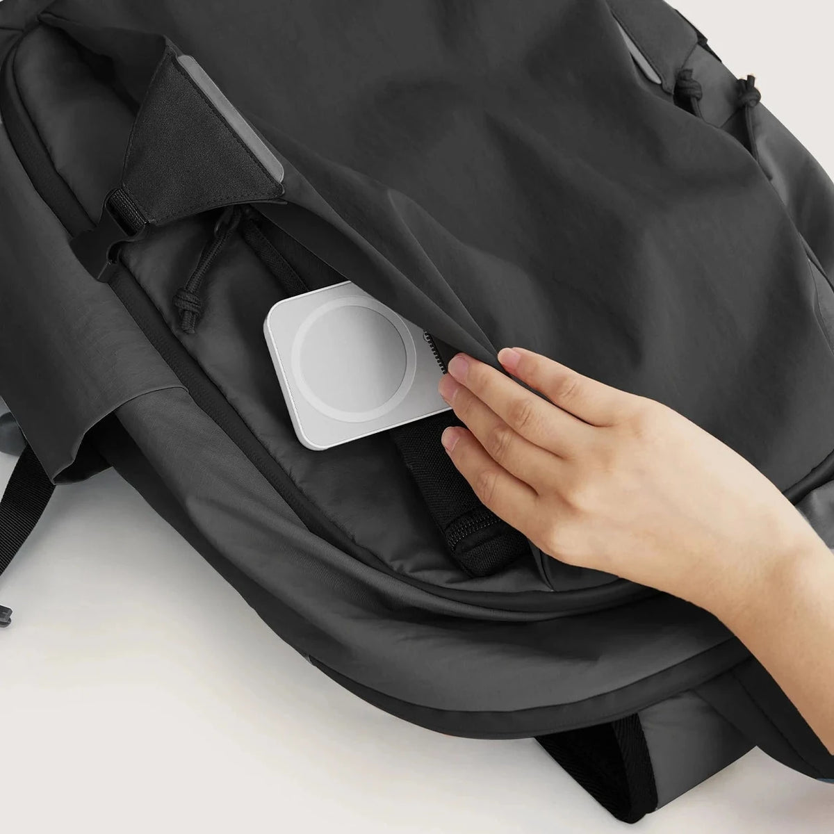 Mochila de Viagem Feminina 25 L com Bolsa Pequena Bags Mart Cor Preto — bolso frontal na cor Preto